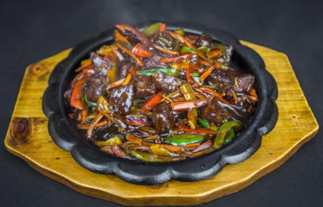 泥鳅是个很好的食材,吃过红烧泥鳅的都知道,吃起来鲜嫩无比