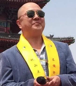 62岁“唐僧”徐少华穿僧服宣传专辑,面容苍老晚年靠卖唱为生