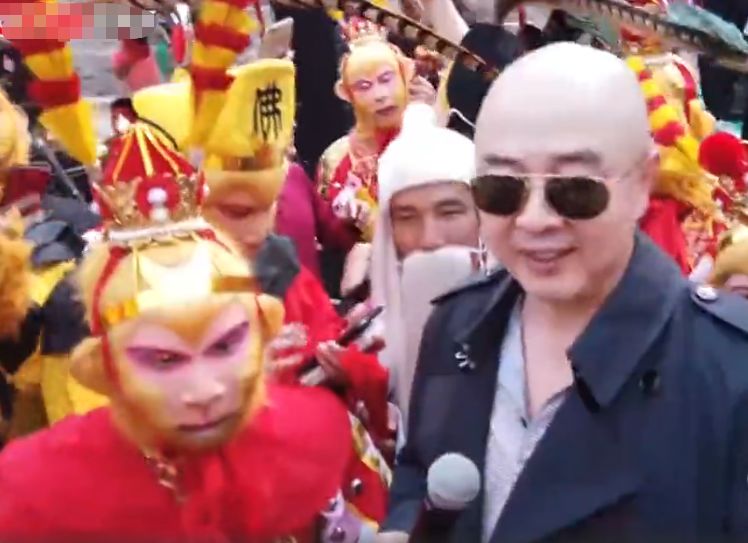 62岁“唐僧”徐少华穿僧服宣传专辑,面容苍老晚年靠卖唱为生