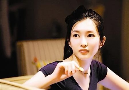 她相貌平平履演校花,为赵丽颖做配吐张一山口水,新剧被暴打假戏真做