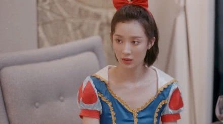 同样都是傻白甜,朱闪闪被夸上热搜,佟丽娅演的却被骂“圣母”