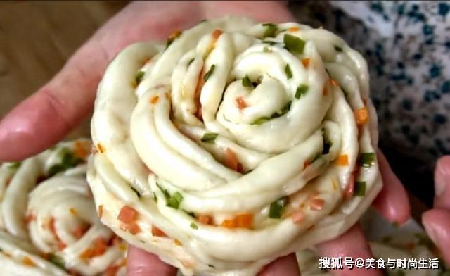 做花卷时,不要只加油盐,加点它,咸香劲道,出锅一顿能吃2个