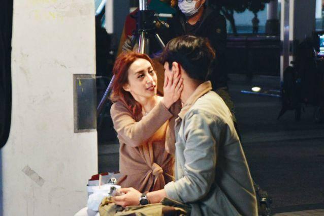 TVB小花强忍寒冷衣着单薄为新剧拍摄 望可以加戏份脱男搭档外套