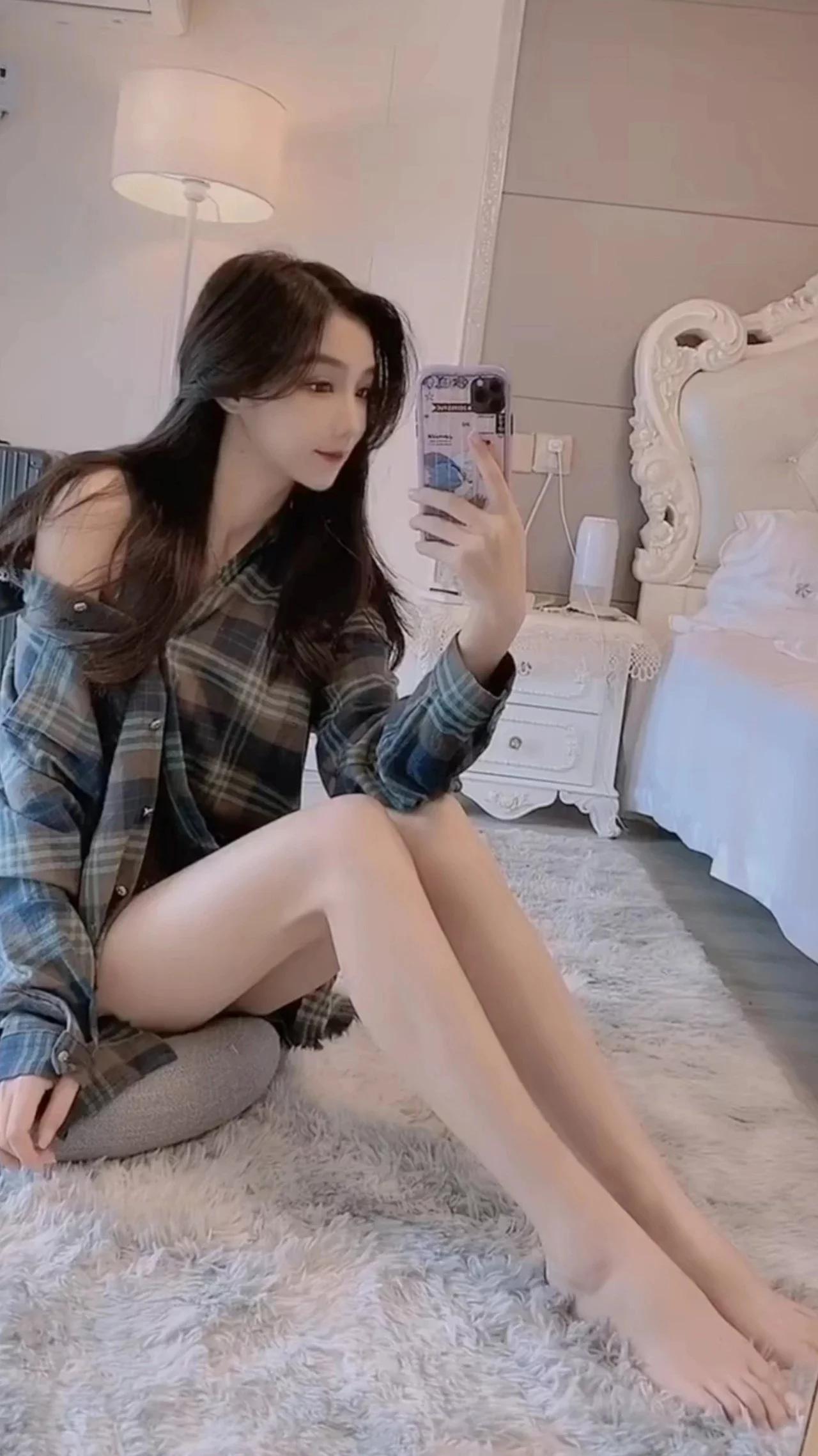 搞笑GIF趣图:美女这是怎么了,一上来就这样喝酒,晚上还回得去吗?