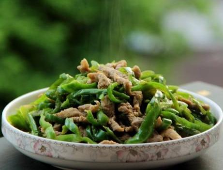 青椒炒肉丝,直接下锅炒是不对的,多加1个步骤,肉丝嫩滑不粘锅