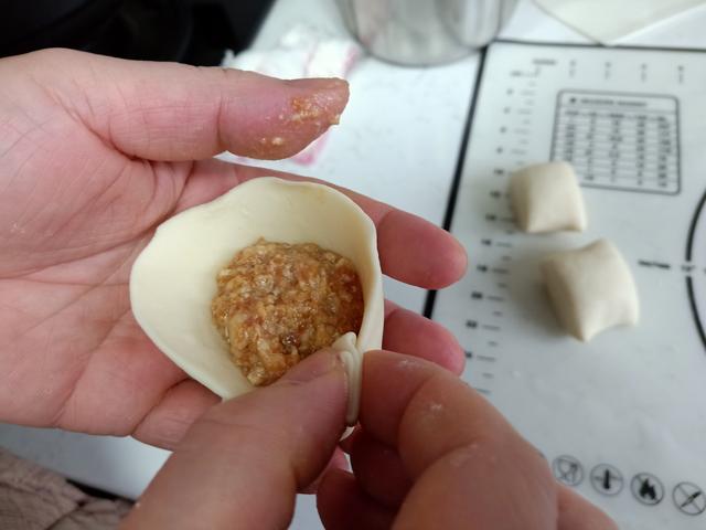 老婆蒸的包子太好吃,1口气吃掉17个,网友:好厉害的一家子