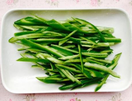 青椒炒肉丝,直接下锅炒是不对的,多加1个步骤,肉丝嫩滑不粘锅