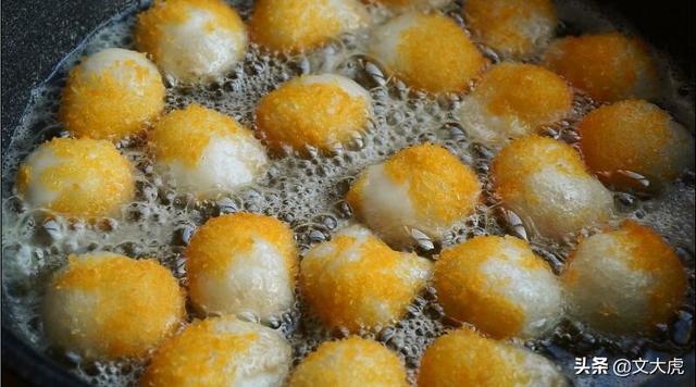 汤圆别直接吃,淋上鸡蛋液,筷子拌一拌,一次吃10个都不腻