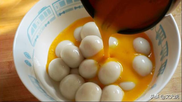 汤圆别直接吃,淋上鸡蛋液,筷子拌一拌,一次吃10个都不腻