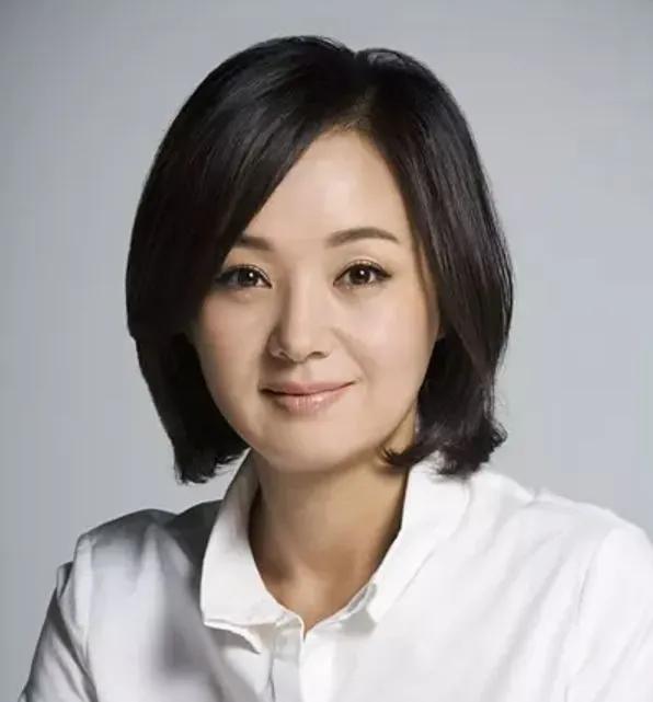 55岁裴宗玉撞脸赵丽颖引热议,笑容神似,这就是老了的赵丽颖吗