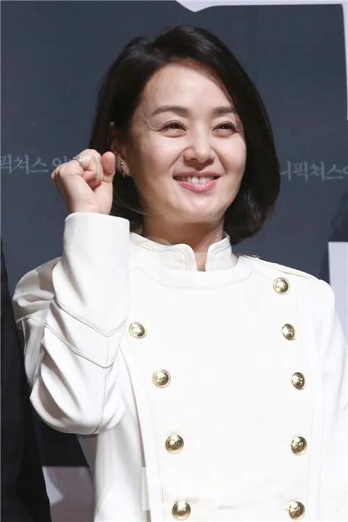 55岁裴宗玉撞脸赵丽颖引热议,笑容神似,这就是老了的赵丽颖吗