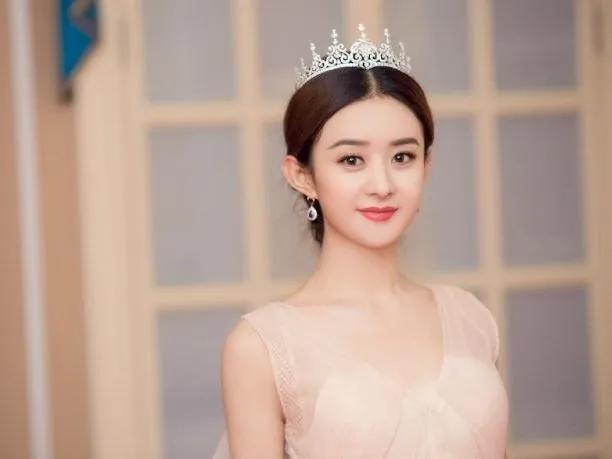 55岁裴宗玉撞脸赵丽颖引热议,笑容神似,这就是老了的赵丽颖吗