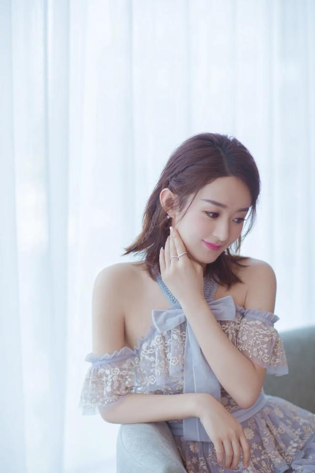 55岁裴宗玉撞脸赵丽颖引热议,笑容神似,这就是老了的赵丽颖吗