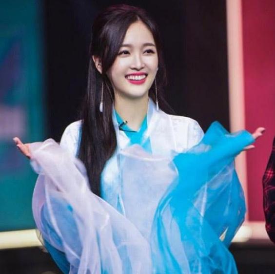 孟美岐搭上章子怡李冰冰,杨超越孙俪称姐妹,吴宣仪郑爽粉丝互掐