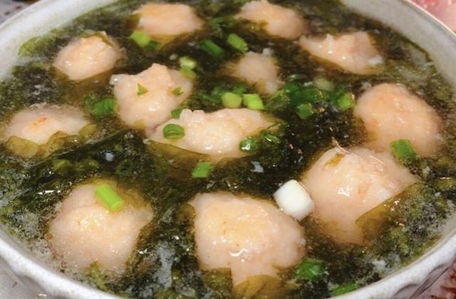 孩子特别爱吃的虾滑,制成紫菜虾滑汤,保管吃上两碗饭
