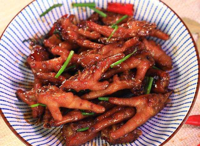 鸡爪这样做,不用卤不用炒糖色,味道一样的鲜香美味,简单又家常