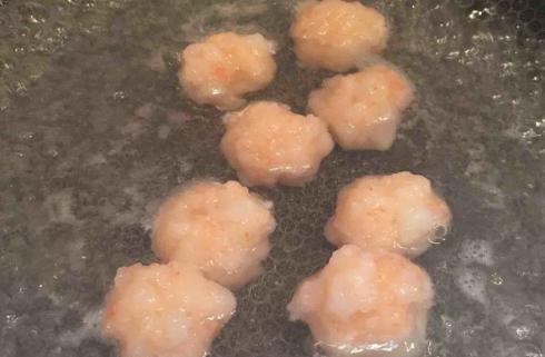 孩子特别爱吃的虾滑,制成紫菜虾滑汤,保管吃上两碗饭