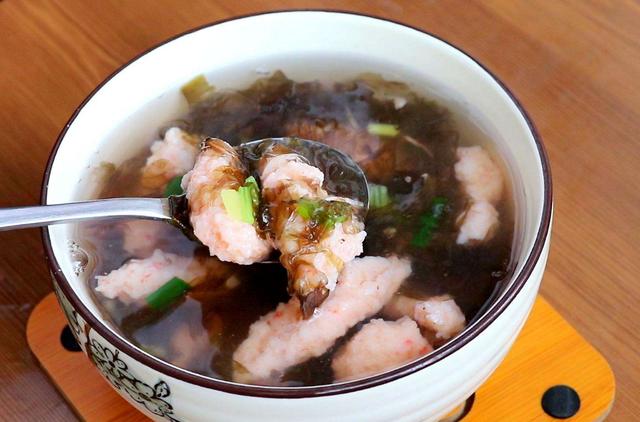 孩子特别爱吃的虾滑,制成紫菜虾滑汤,保管吃上两碗饭