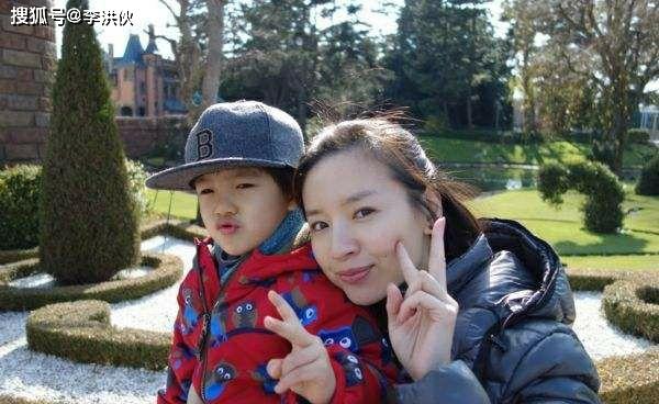 董洁被曝与圈外男友结婚,且育有一女,工作人员正面回应:假的