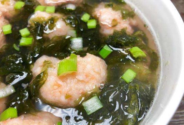 孩子特别爱吃的虾滑,制成紫菜虾滑汤,保管吃上两碗饭