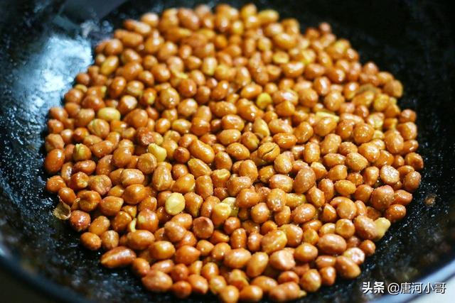 炸花生米时,冷油下锅还是热油?别搞错了,厨师长教您正确做法