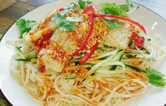 今天吃了一道美食,叫做黄面,不过却让我吃出来了不同以往的感觉