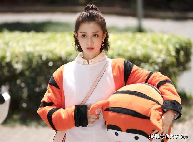 孙佳雨出演《安家》获好评,剧中演低智商朱闪闪,现实当中是学霸