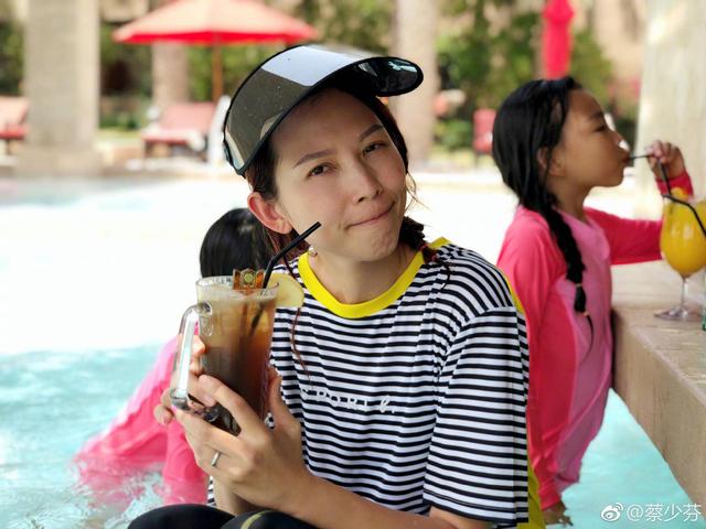 蔡少芬慈母上身带幼子外出散步 曾被老公赠送千万豪宅独自当业主