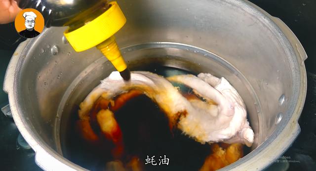 1块牛腩2根牛筋,搭配土豆胡萝卜一起炖,儿子汤汁盖饭连吃两碗