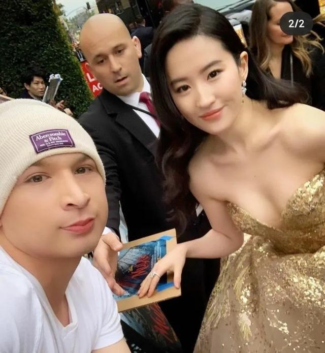 《花木兰》首映刘亦菲稳站C位,天价礼服抢眼,将跻身国际巨星?