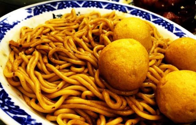 一道在街头上非常常见的面食,那就是车仔面了,喜欢的人很多