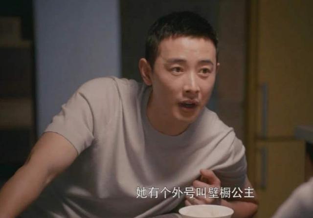 《安家》热播,遭家暴离婚抑郁的王自健,比娶唐嫣的幸福罗晋还火