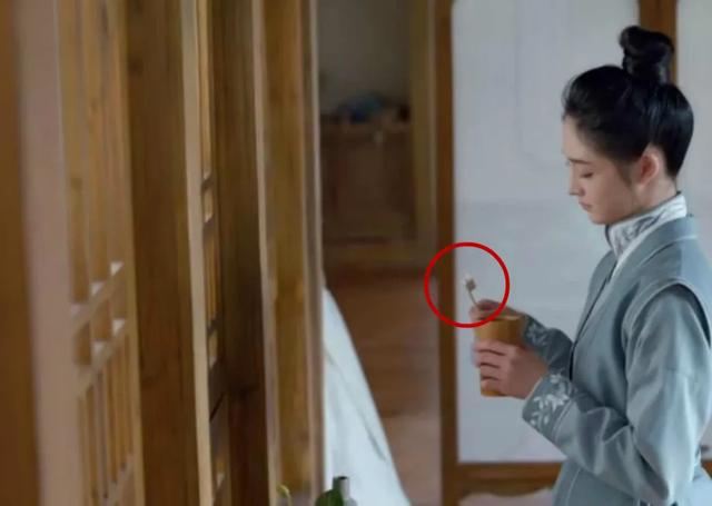 《大唐女法医》穿帮镜头,衣服一秒由湿变干,手铐不分男女款?