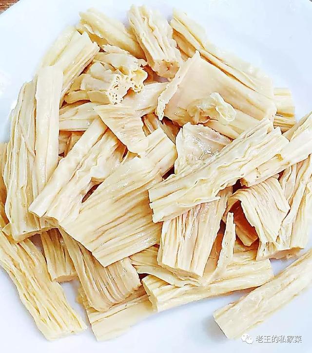 酸菜腐竹炖粉丝味道好 特别下饭 做起来也方便适合下班人士