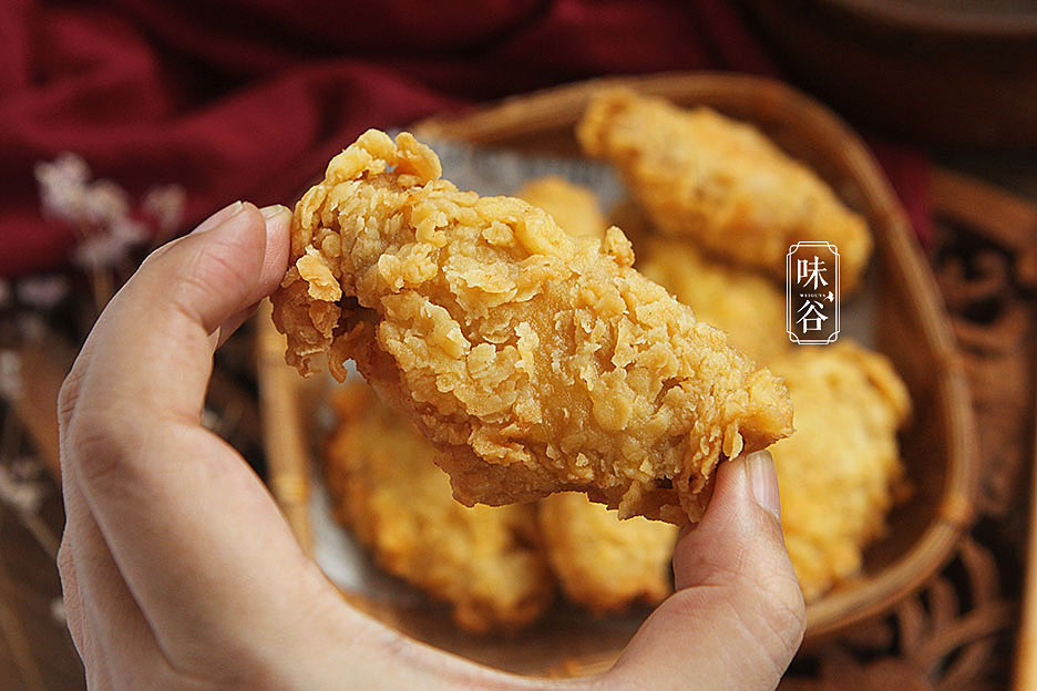 炸鸡翅好吃有秘诀,学会这么做,外酥里嫩多汁,比肯德基的还美味