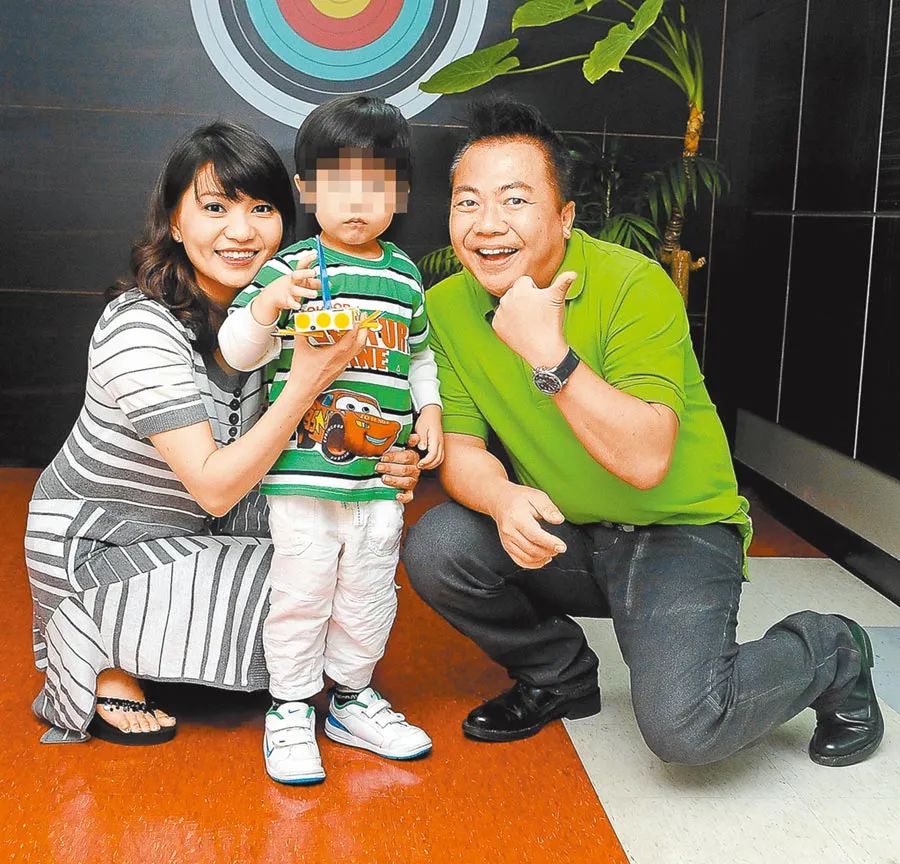 知名主持确认结束21年婚姻,净身出户人财两失,老婆疑恋女教练