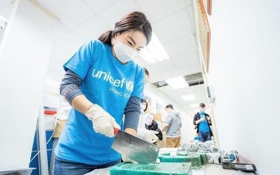 郭晶晶被曝当义工包口罩,被网友称赞接地气,真正的正能量偶像