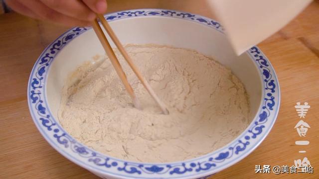 烤面筋最简单做法,不用烤箱、不用洗面,半斤粉能做30多串,过瘾
