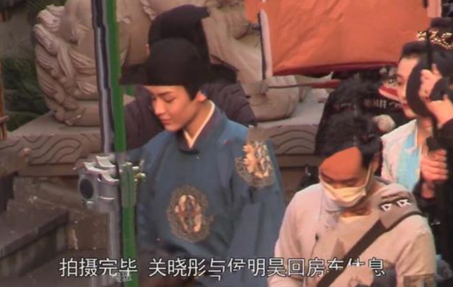 关晓彤解禁复工,新剧造型仙气却比男主还壮,妈妈跟组照顾成保姆