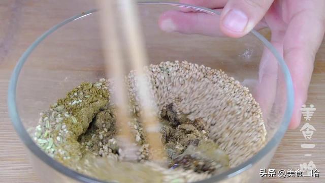 烤面筋最简单做法,不用烤箱、不用洗面,半斤粉能做30多串,过瘾