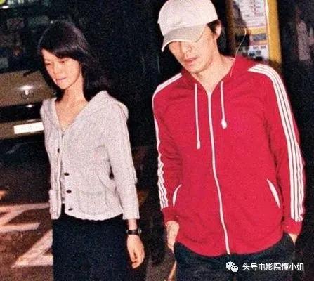 周星驰低调捐助医疗物资,身边人否认星爷恋情,称他怕黑要人陪