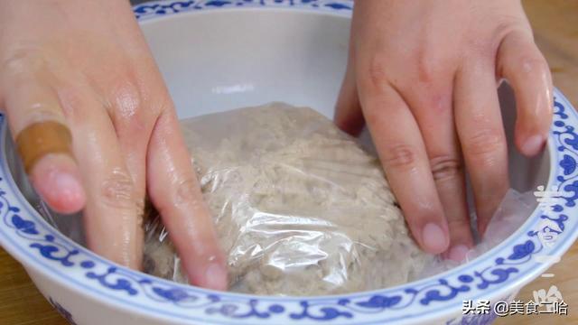 烤面筋最简单做法,不用烤箱、不用洗面,半斤粉能做30多串,过瘾