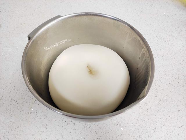 发面时光加酵母是不够的,多加一勺料,做好的花卷更松软更洁白!