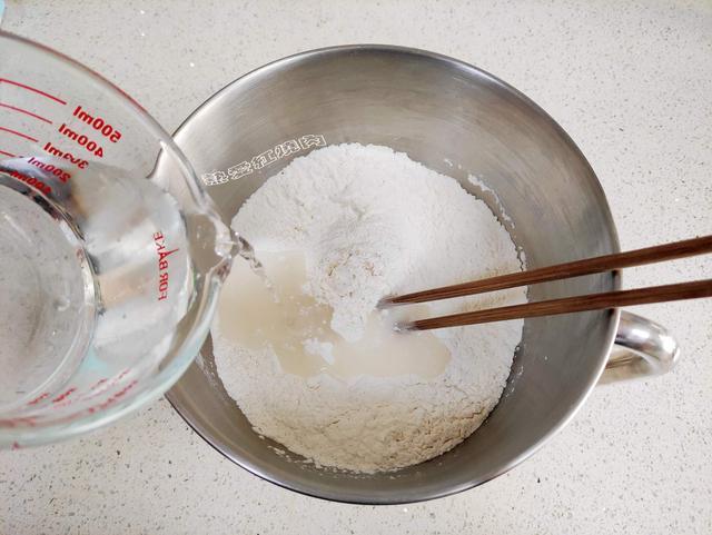 发面时光加酵母是不够的,多加一勺料,做好的花卷更松软更洁白!