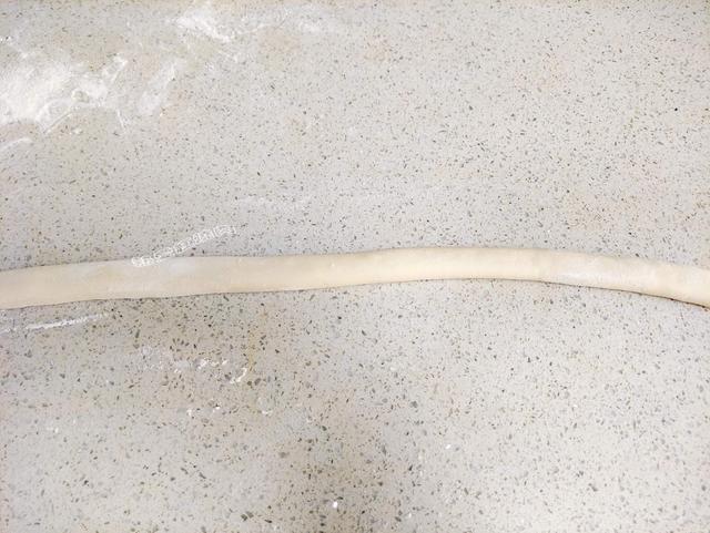 发面时光加酵母是不够的,多加一勺料,做好的花卷更松软更洁白!