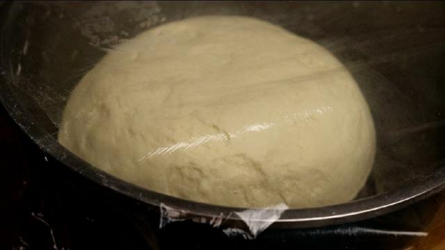 想吃烧饼不用排队买,教你在家做,咬一口直掉渣,做法简单又好吃