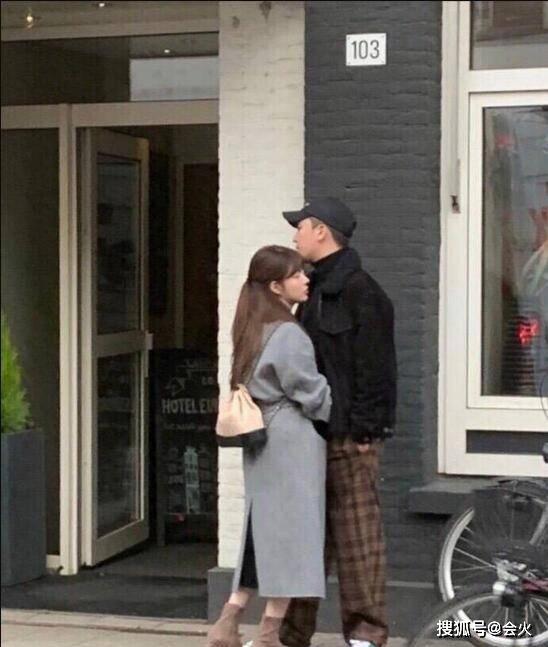 韩国顶级男团成员恋情坐实?疑似绯闻女友同乘甜蜜送行