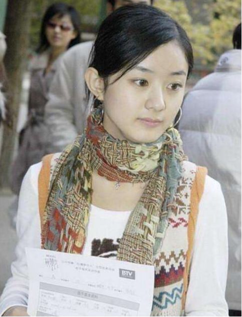 赵丽颖19岁出道旧照被扒,鼻梁塌鼻尖肥大,眼睛长被吴宗宪赞好看