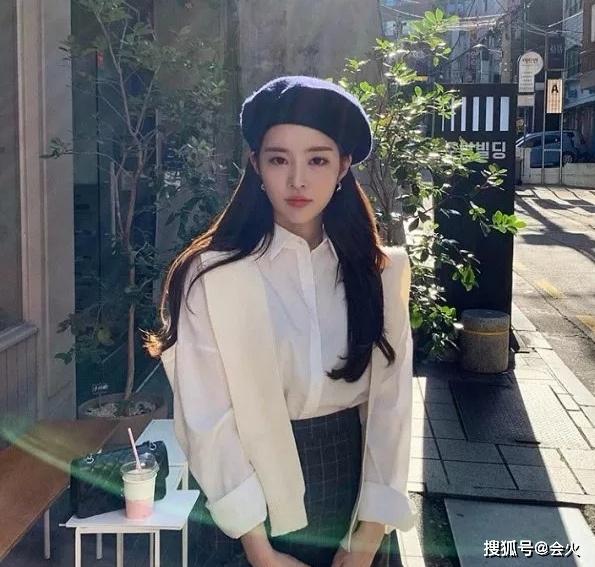 韩国顶级男团成员恋情坐实?疑似绯闻女友同乘甜蜜送行