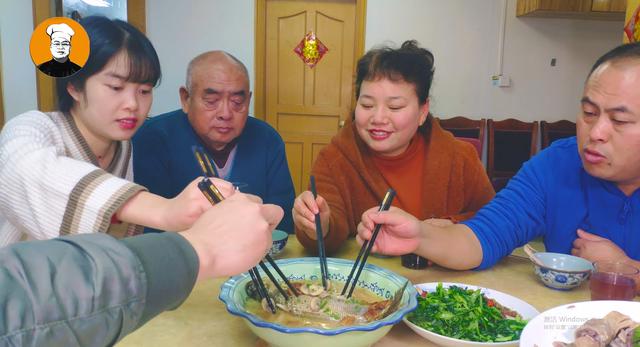 鲈鱼别只会清蒸了,教你不一样的吃法,咸香鲜美,没有一点腥味